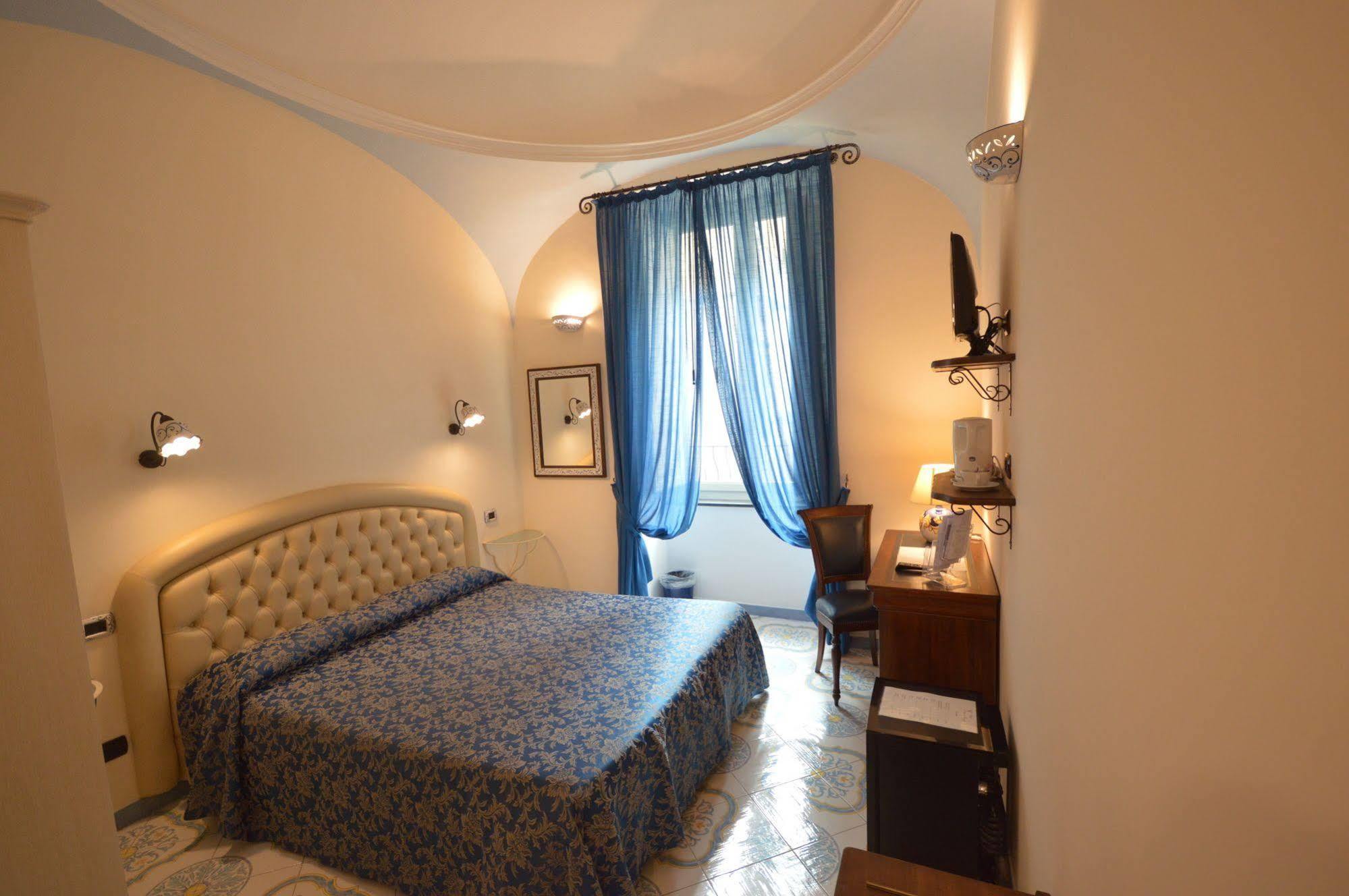 アマルフィ B ＆ B パラッツォ ピザーニ Bed & Breakfast エクステリア 写真