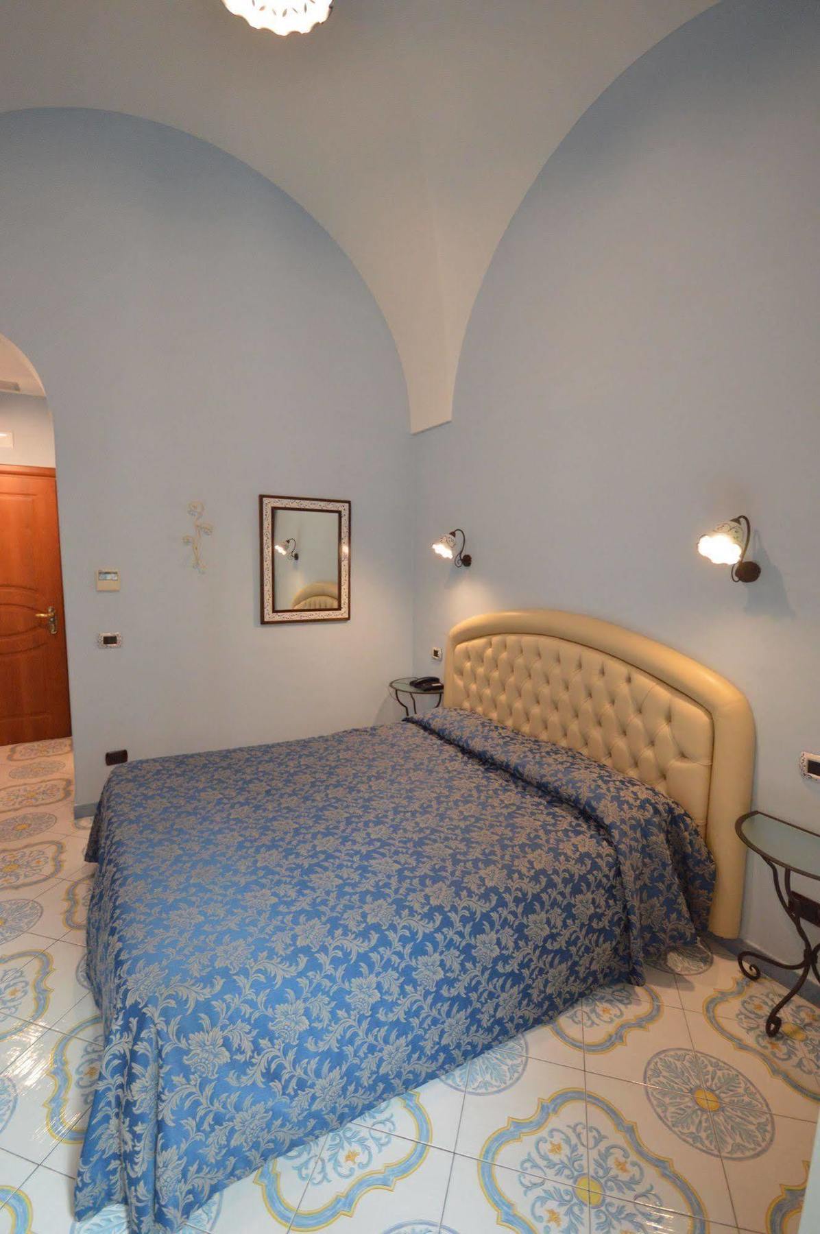 アマルフィ B ＆ B パラッツォ ピザーニ Bed & Breakfast エクステリア 写真